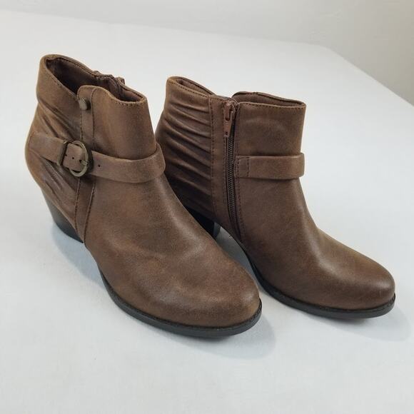 Baretraps Rudelle Ankle Boots Womens 8.5 Brown Faux Leather Zip Buckle Heel NEW - Picture 2 of 10